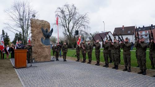Żołnierze i poczty sztandarowe podczas obchodów 83. rocznicy Zbrodni Katyńskiej. Salwa honorowa.